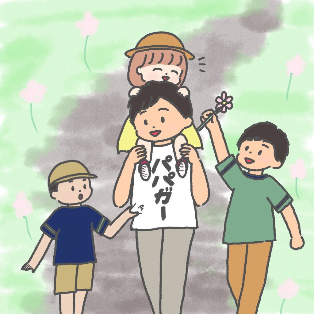 パパガーと書いたTシャツを着たお父さんと3人の子供たち（肩車された小さい女の子とお父さんの隣を歩く２人の男の子）