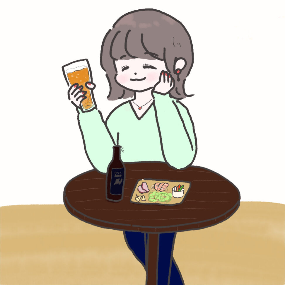 クラフトビールを立って美味しそうに飲む外はねボブヘアの女性