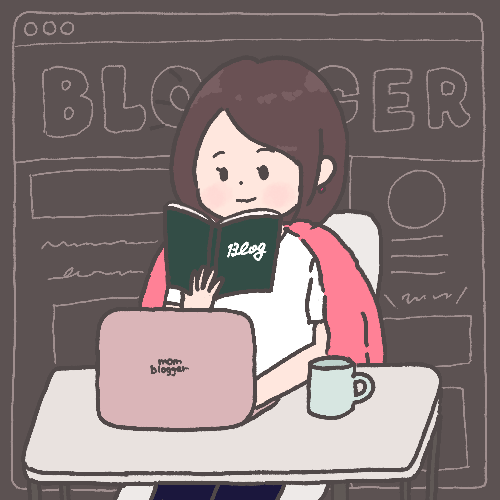 本を片手にパソコンでブログ作業をする女性ブロガー　朝活