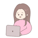 ノートPCをするロングヘアの女性